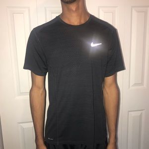 BLACK MENS NIKE DRI FIT RUNNING SHIRT IN MEDIUM